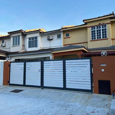 D'Lestari Homestay 세리 켐방안 외부 사진