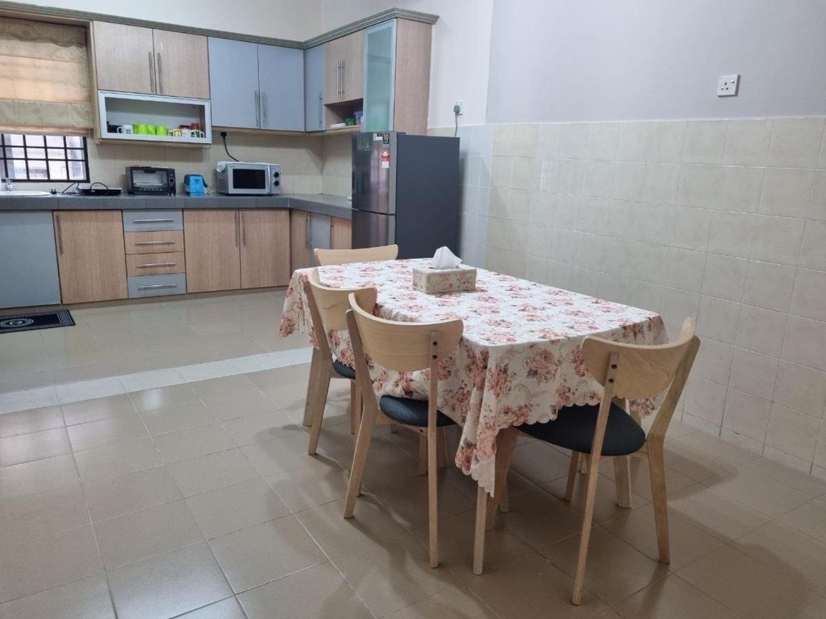 D'Lestari Homestay 세리 켐방안 외부 사진